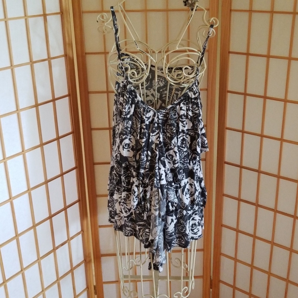 Black and White Floral Rose Print Top